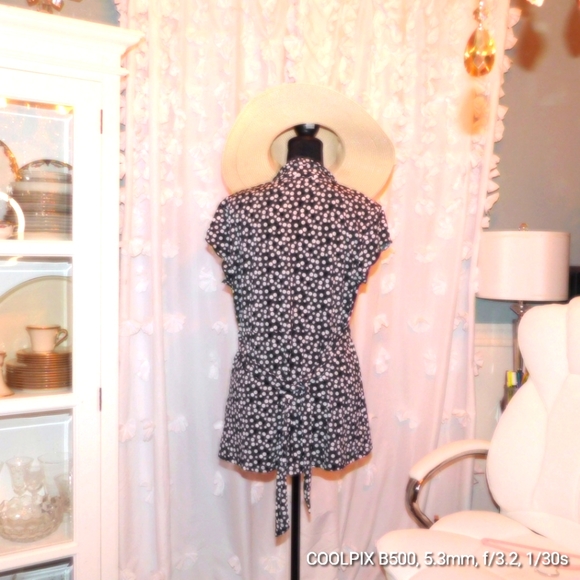 Nine west size medium wrap around top with attached soft belt - Picture 2 of 3